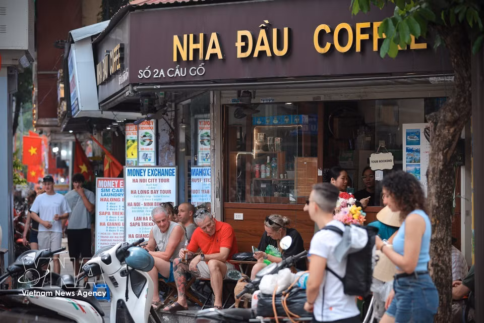Bustling cafés in Hanoi's Old Quarter remain a favourite destination for international visitors. (Photo: Pham Tuan Anh/VNA)