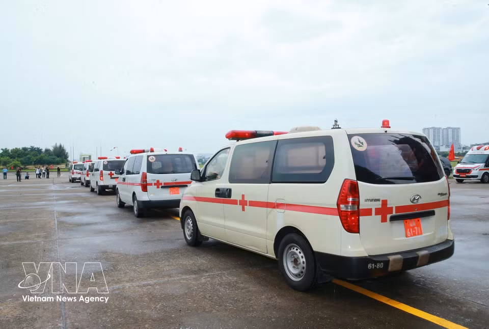 A fleet of specialised vehicles transports the remains samples to the Vietnam Academy of Science and Technology for DNA testing. (Photo: Trong Duc/VNA)