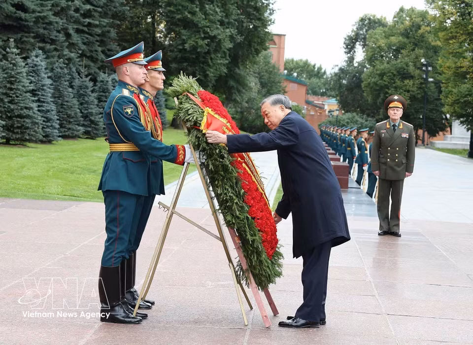 General Secretary of the Communist Party of Vietnam Central Committee and President To Lam lays a wreath at the Tomb of the Unknown Soldier in Moscow. (Photo: Thong Nhat/VNA)