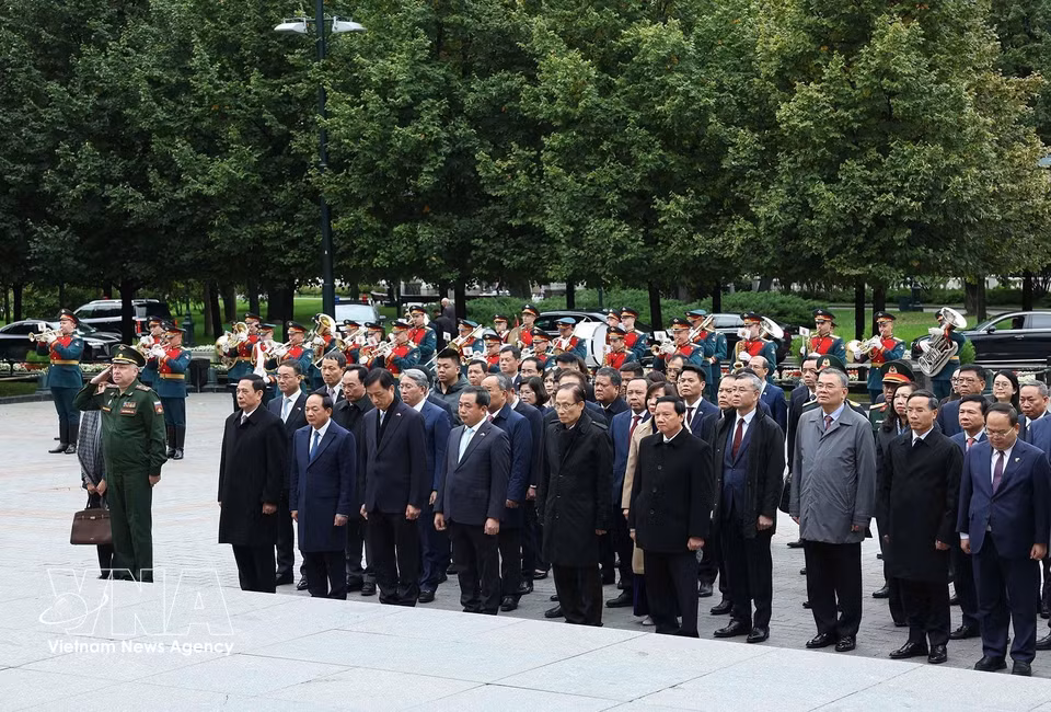 A high-ranking Vietnamese delegation attends the wreath-laying ceremony at the Tomb of the Unknown Soldier in Moscow. (Photo: Thong Nhat/VNA)