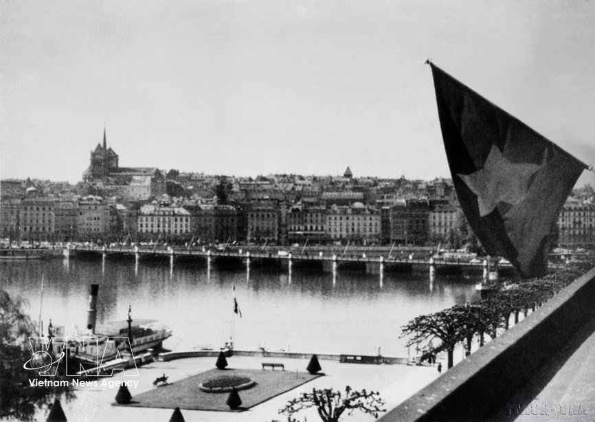The red flag with a yellow star flies above the headquarters of the delegation of the Democratic Republic of Vietnam in Geneva, Switzerland, in 1954. (Photo: VNA archives)