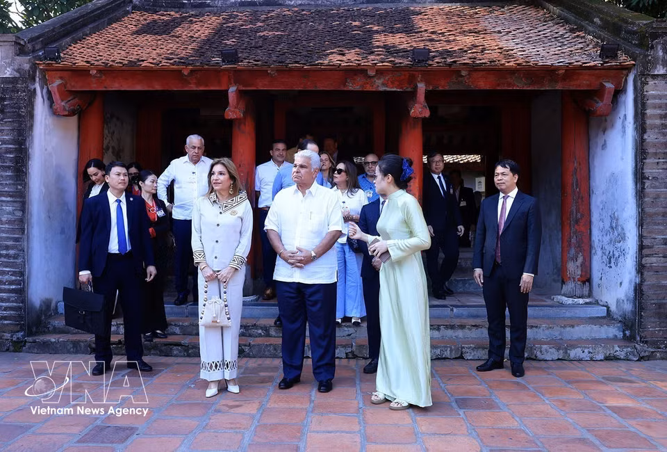 A guide introduces the Temple of Literature to President of the Republic of Panama José Raúl Mulino and his spouse. (Photo: VNA)