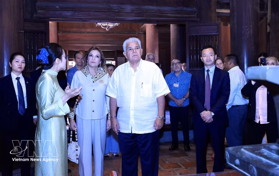 President of the Republic of Panama José Raúl Mulino and his spouse visit the Temple of Literature on the morning of October 6. (Photo: VNA)