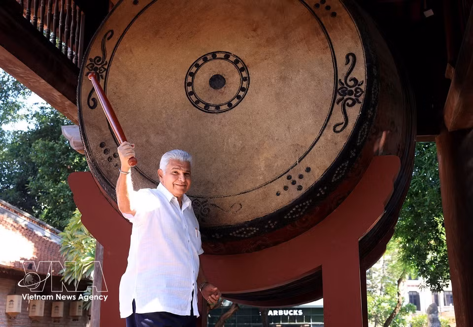 President José Raúl Mulino beats the ceremonial drum at the Temple of Literature. (Photo: VNA)