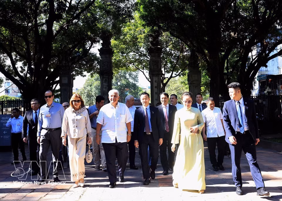 President of the Republic of Panama José Raúl Mulino and his spouse visit the Temple of Literature on the morning of October 6. (Photo: VNA)