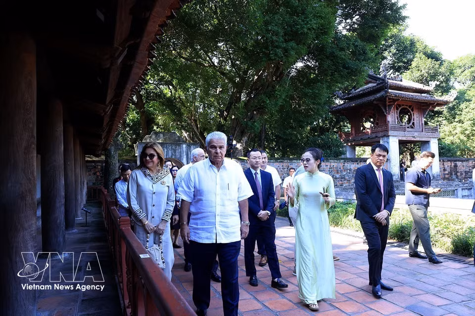 A guide introduces the Temple of Literature to President of the Republic of Panama José Raúl Mulino and his spouse. (Photo: VNA)