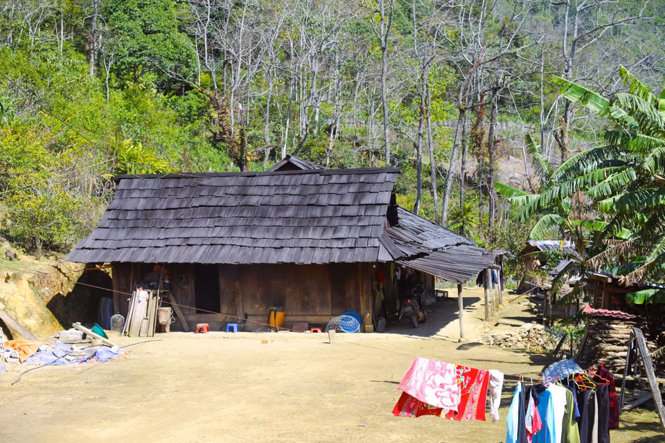 Low, ground-level wooden houses of the Mong people in Huoi Man village are built with wooden frames, many of which are roofed with dark sa mu and po mu wood shingles. (Photo: Xuan Tien – VNA)