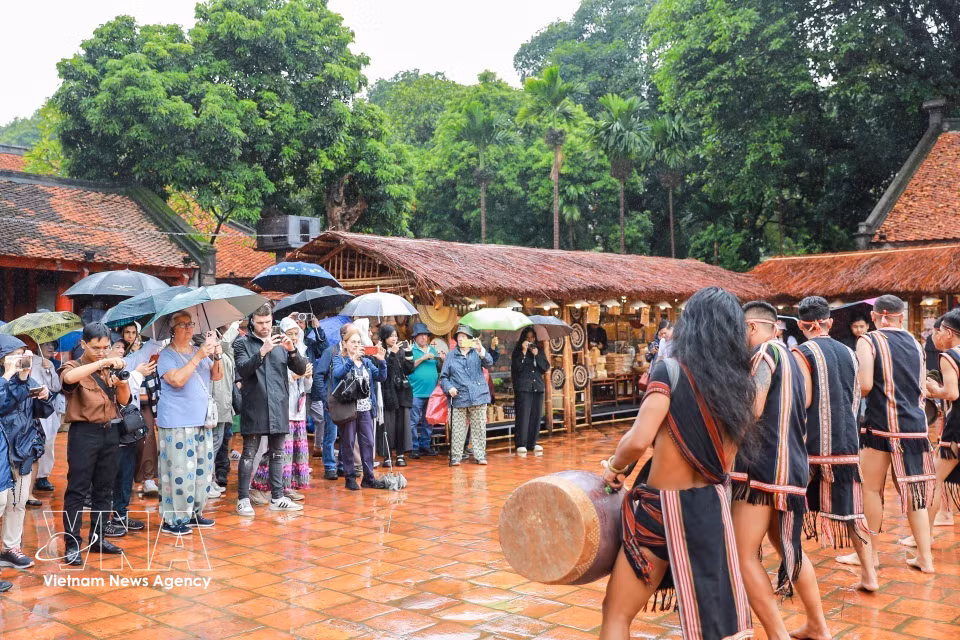 An exhibition showcasing the finest traditional craft villages at the Thang Long – Hanoi Festival 2025 attracts international visitors. (Photo: Khanh Hoa/VNA)