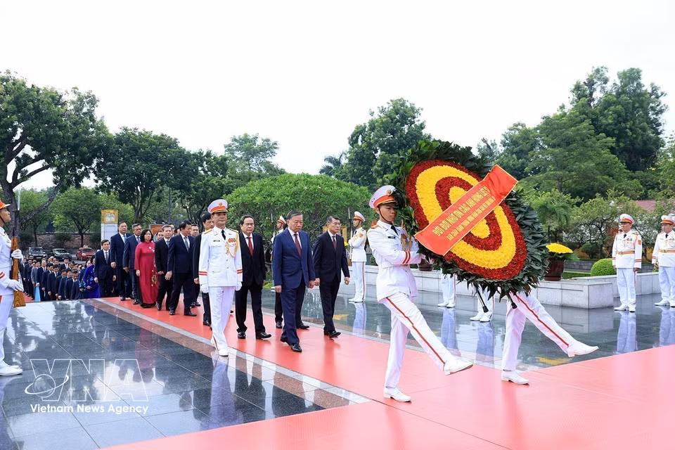 Before the opening of the meeting, a delegation of the Party Central Committee lays wreaths at the Monument to Heroic Martyrs on Bac Son Street in Hanoi. (Photo: Tuan Anh/VNA) ​