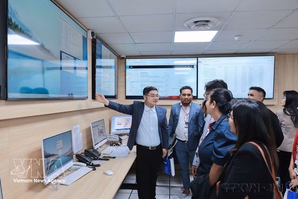 A Timor-Leste delegation from the “Future Leaders of ASEAN” Programme visits the data centre of VNA’s Technical Centre during a working session at the Vietnam News Agency. (Photo: Le Dong – VNA)
