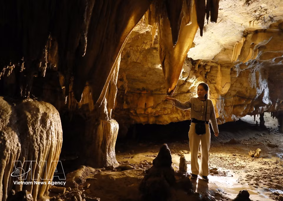 Graceful stalactite formations, created over millions of years, form a magnificent landscape that fascinates visitors. (Photo: VNA)