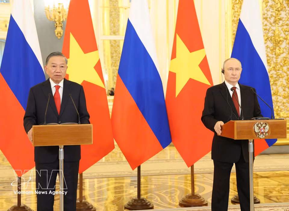 Party General Secretary and State President To Lam and Russian President Vladimir Putin attend the online inauguration ceremony for the disease prevention and control laboratory. (Photo: Thong Nhat/VNA)