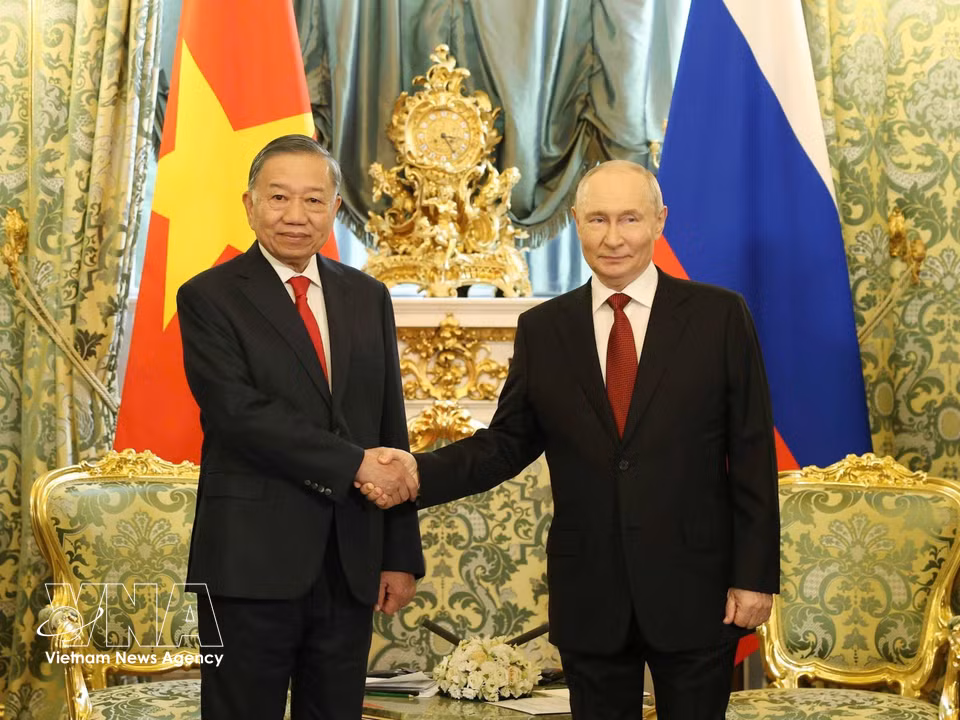 Party General Secretary and State President To Lam and Russian President Vladimir Putin pose for a photo before the talks. (Photo: Thong Nhat/VNA)