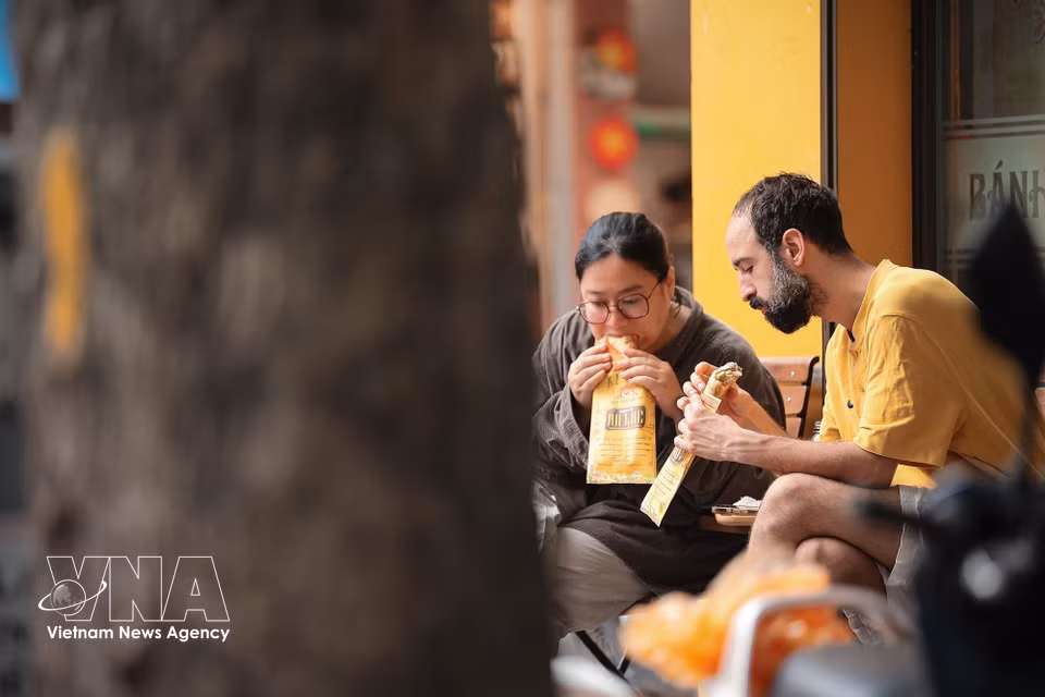 Vietnamese banh mi has become a must-try for international visitors exploring Hanoi's vibrant culinary scene. (Photo: Pham Tuan Anh/VNA)