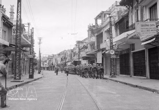 Under the Geneva Agreement, French forces were given 80 days to withdraw from Hanoi. The French flag was lowered on October 8, 1954, and the withdrawal began the following day. As French troops pulled out, Vietnamese forces moved in to take over the areas they had vacated. At exactly 4:30 p.m. on October 9, the last French troops crossed Long Bien Bridge, leaving Hanoi entirely under Vietnamese control. In the photo: French infantry unit withdraws through Hang Dao Street toward Long Bien Bridge on their way to Hai Phong on the afternoon of October 9, 1954. (Photo: VNA archives)