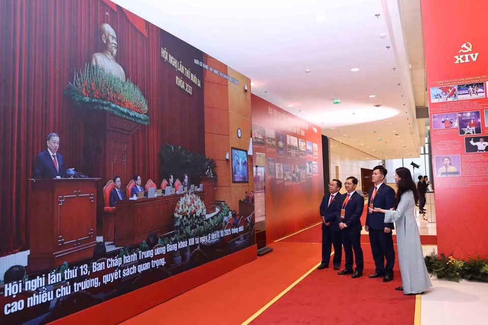 Delegates visit the Vietnam News Agency’s photo exhibition. (Photo: VNA)