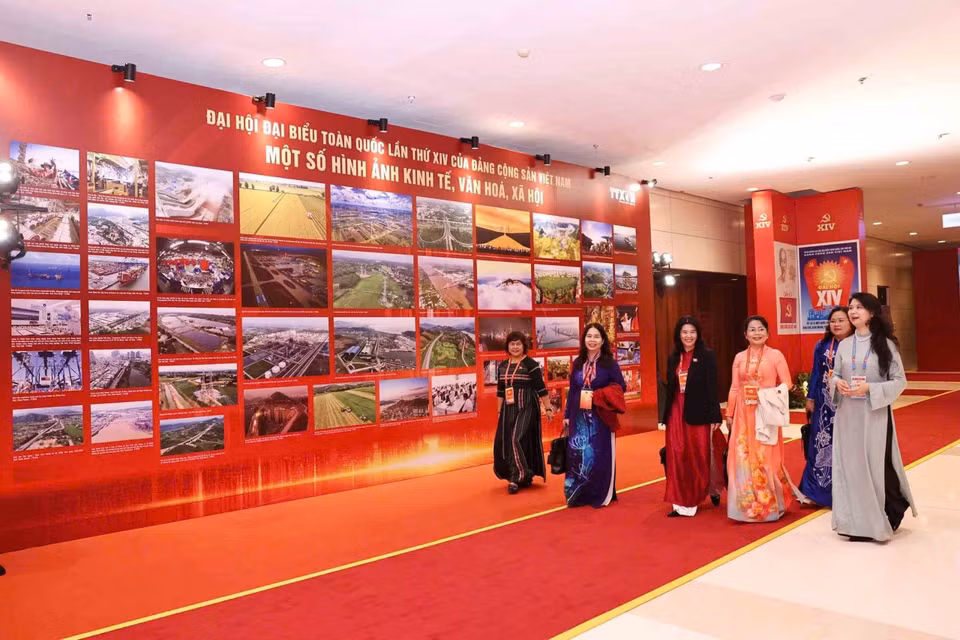 Delegates visit the Vietnam News Agency’s photo exhibition. Photo: VNA