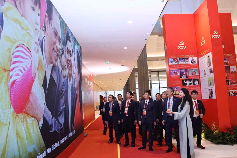 Delegates visit the Vietnam News Agency’s photo exhibition. (Photo: VNA)