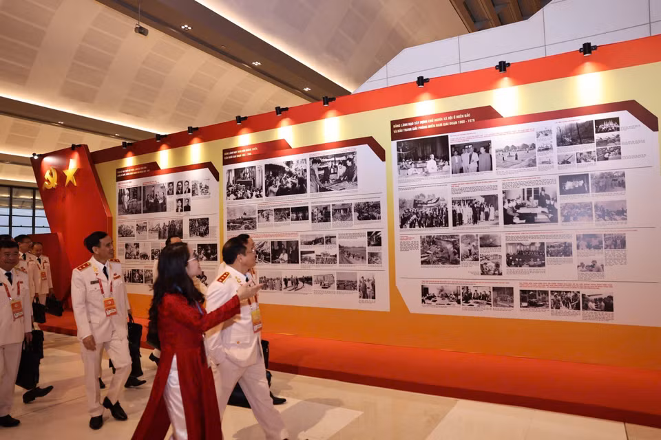 Delegates visit the Vietnam News Agency’s photo exhibition. (Photo: VNA)