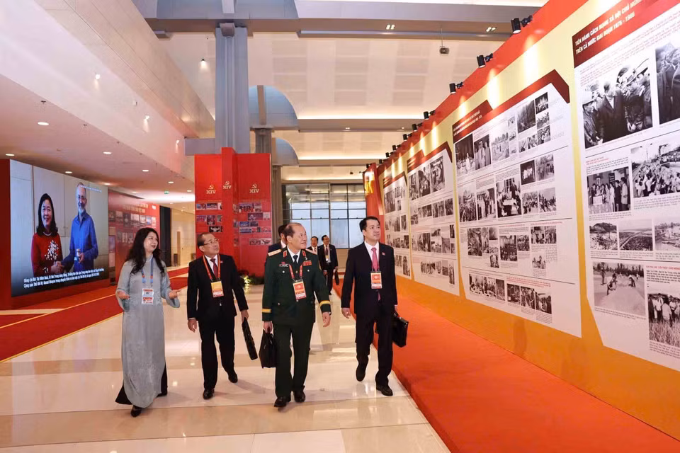 Delegates visit the Vietnam News Agency’s photo exhibition. Photo: VNA