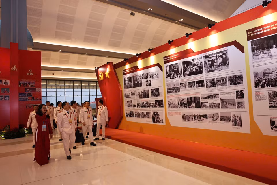 Delegates visit the Vietnam News Agency’s photo exhibition. (Photo: VNA)