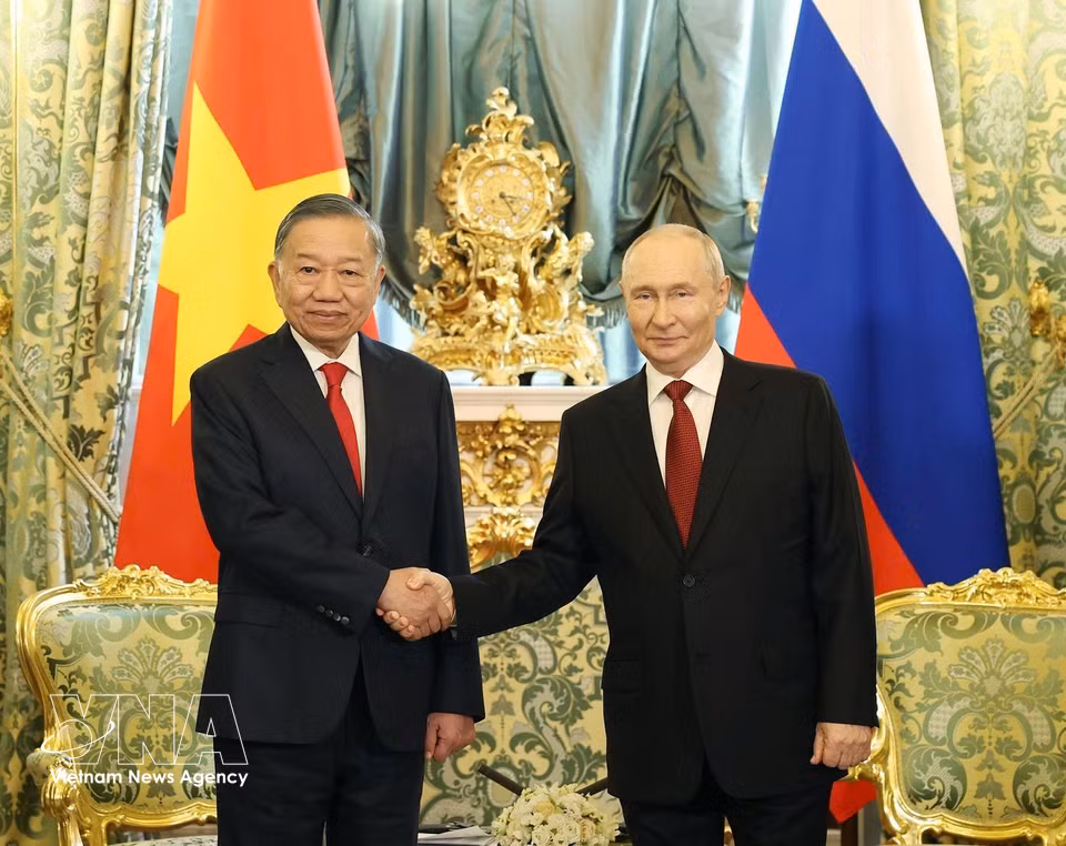 Party General Secretary and State President To Lam holds a restricted meeting with Russian President Vladimir Putin. (Photo: Thong Nhat/VNA)
