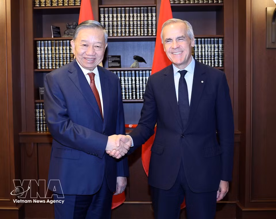 General Secretary and President To Lam and Canadian Prime Minister Mark Carney witness the signing of cooperation documents between the two countries. (Photo: VNA)