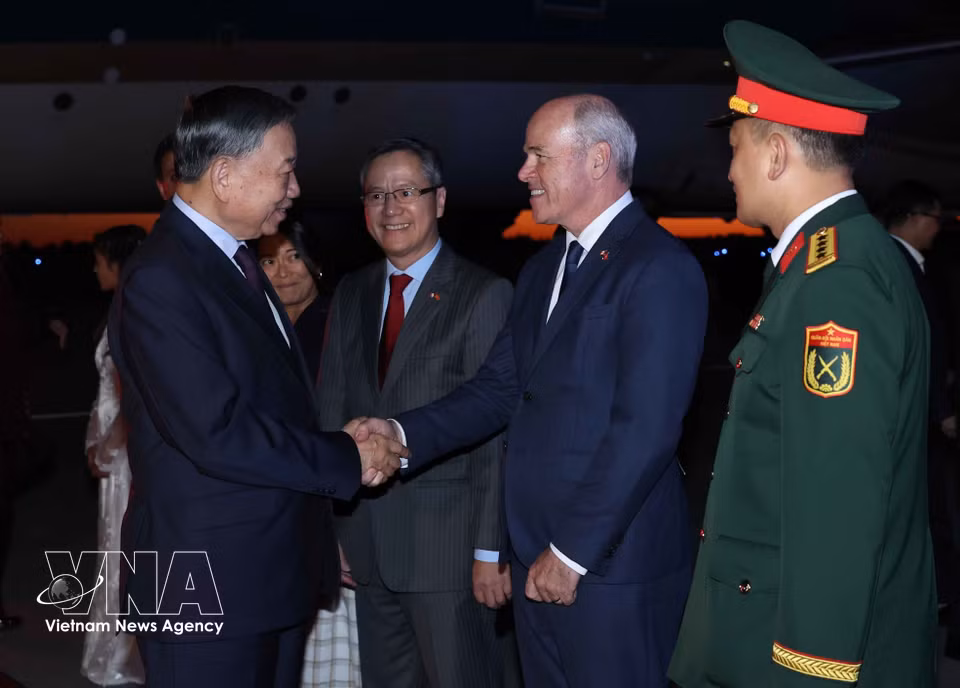 Canadian government officials and staff of the Vietnamese Embassy welcome General Secretary and President To Lam at Ottawa Macdonald-Cartier International Airport. (Photo: Thong Nhat/VNA)