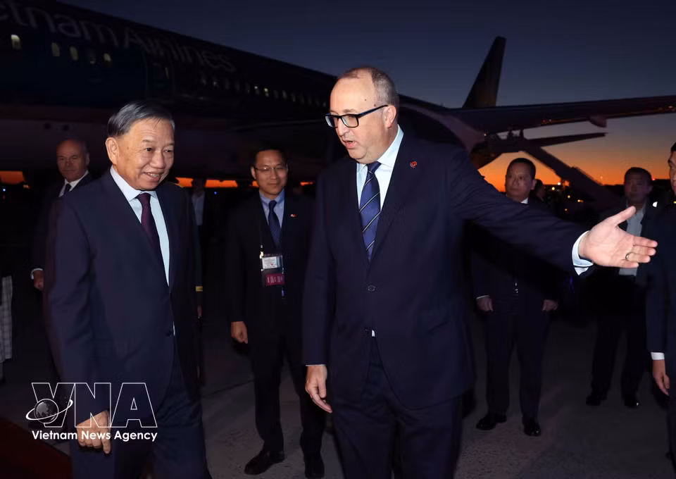 Canadian government officials welcome General Secretary and President To Lam at Ottawa Macdonald-Cartier International Airport. (Photo: Thong Nhat/VNA)