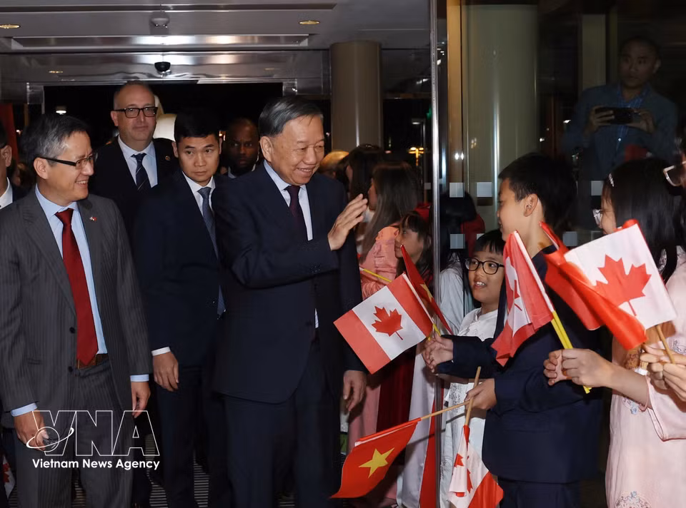 Staff of the Vietnamese Embassy and representatives of the Vietnamese community in Canada welcome General Secretary and President To Lam. (Photo: Thong Nhat/VNA)