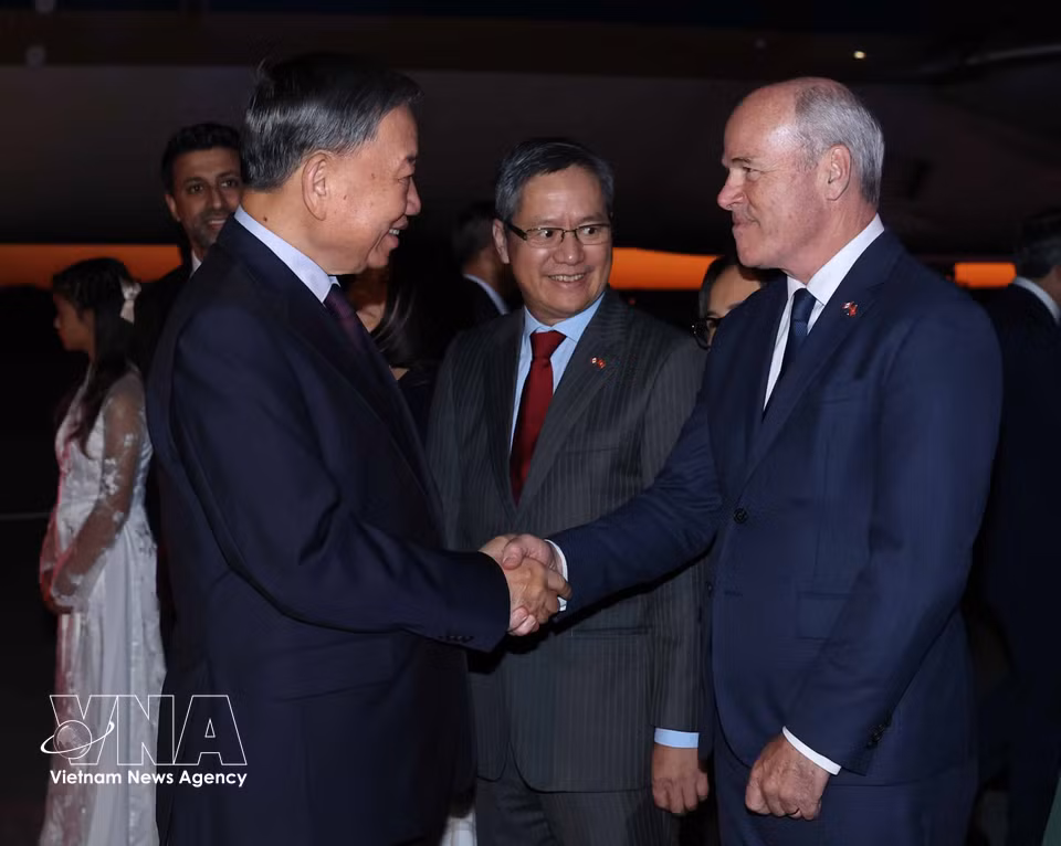 A welcoming ceremony for General Secretary and President To Lam at Ottawa Macdonald-Cartier International Airport. (Photo: Thong Nhat/VNA)