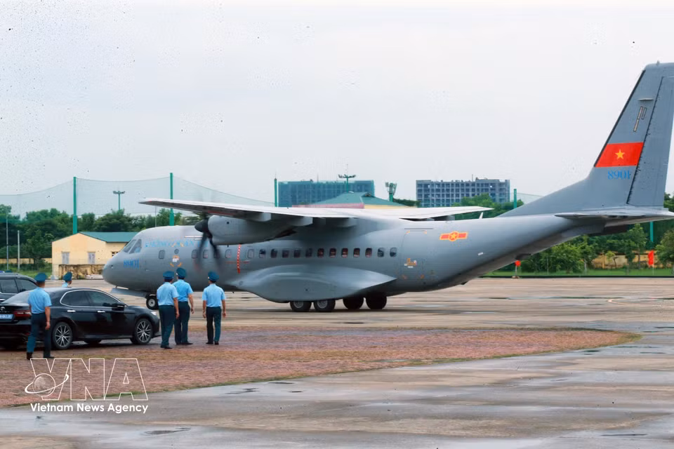 A special flight carrying more than 7,000 samples taken from the remains of fallen soldiers arrives at Gia Lam Airport in Hanoi. (Photo: Trong Duc/VNA)