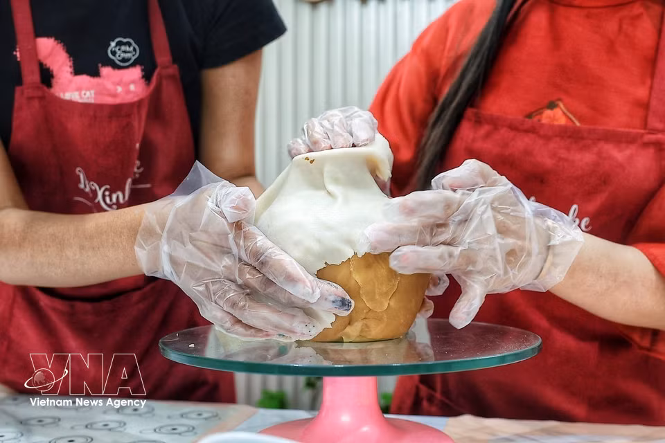 The vase gradually takes shape, ready to hold flower stems crafted using mooncake-making techniques. (Photo: Pham Tuan Anh/VNA)