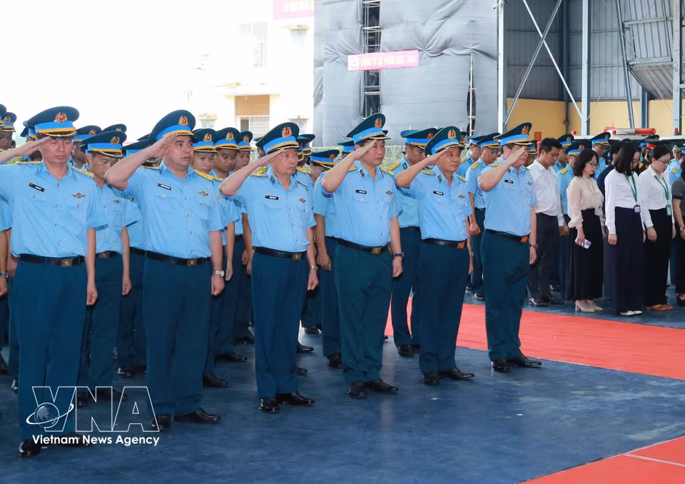 Delegates pay tribute to fallen heroes and soldiers at a memorial ceremony. (Photo: Trong Duc/VNA)