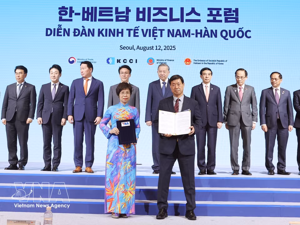 VNA Director General Vu Viet Trang and Hwang Dae-il, President and CEO of Yonhap News Agency, exchange a cooperation agreement for a new period in the Republic of Korea on August 12, 2025. (Photo: Thong Nhat – VNA)