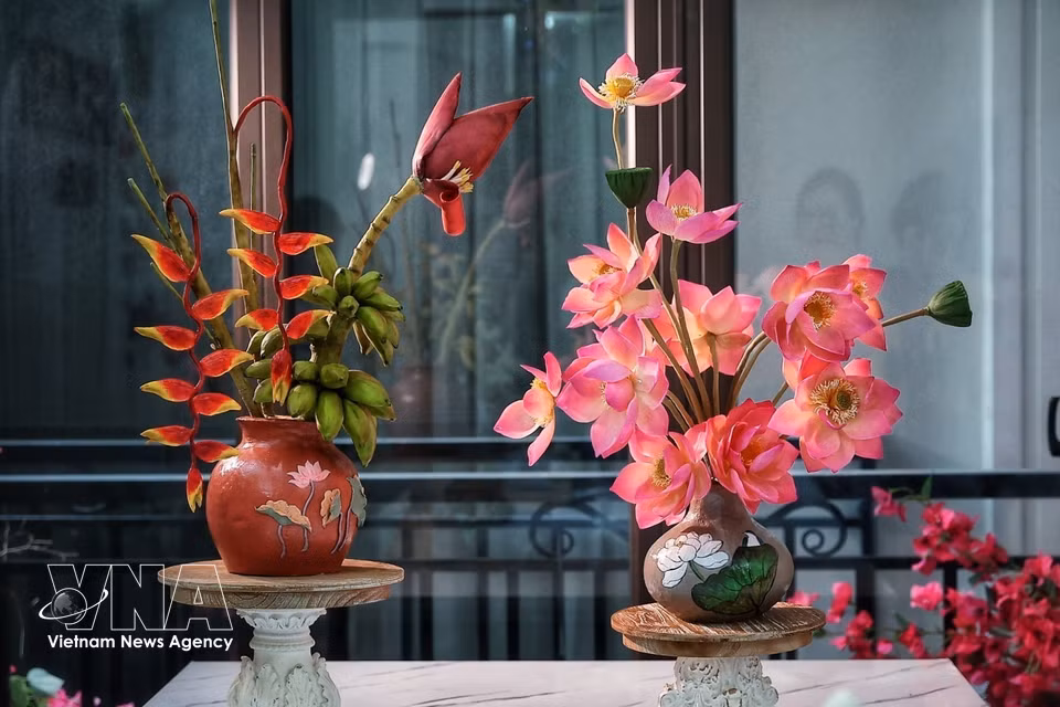 Lotus and banana flower arrangements crafted from mooncake and tò he ingredients come in a variety of colours and designs, making it difficult to believe that these intricate creations are entirely edible. (Photo: Pham Tuan Anh/VNA)