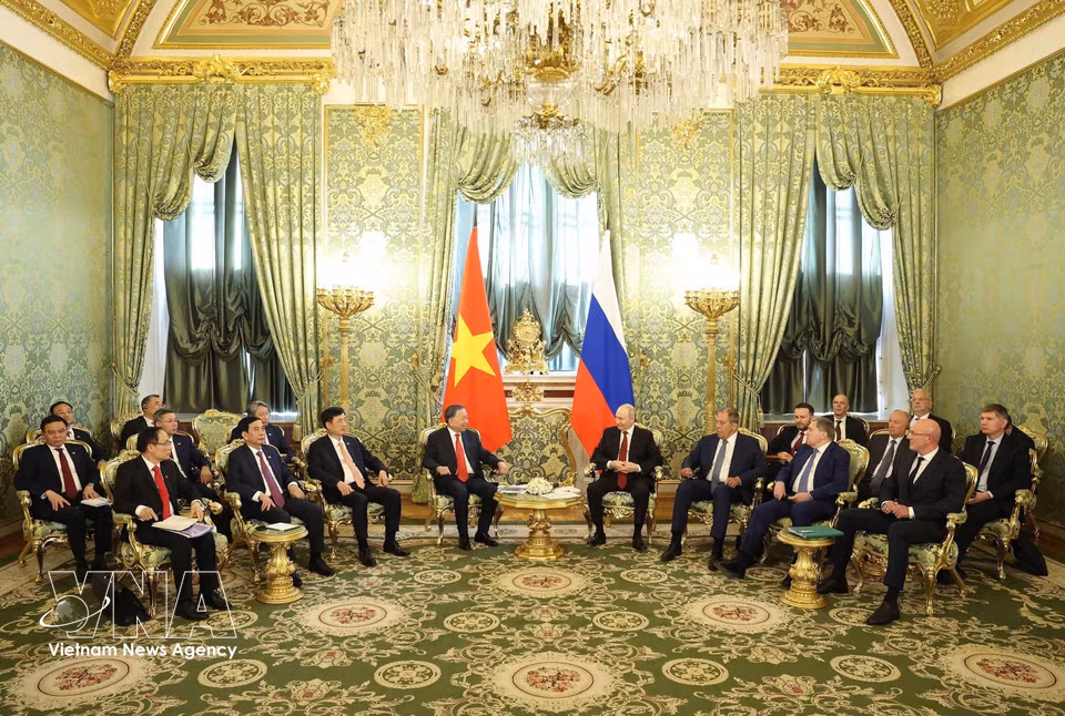 Party General Secretary and State President To Lam holds a restricted meeting with Russian President Vladimir Putin. (Photo: Thong Nhat/VNA)