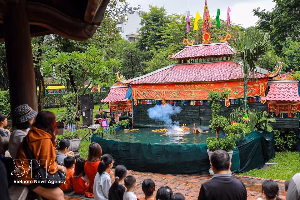 Water puppetry, a traditional Vietnamese folk performing art, continues to captivate both domestic and international audiences. (Photo: Khanh Hoa/VNA)