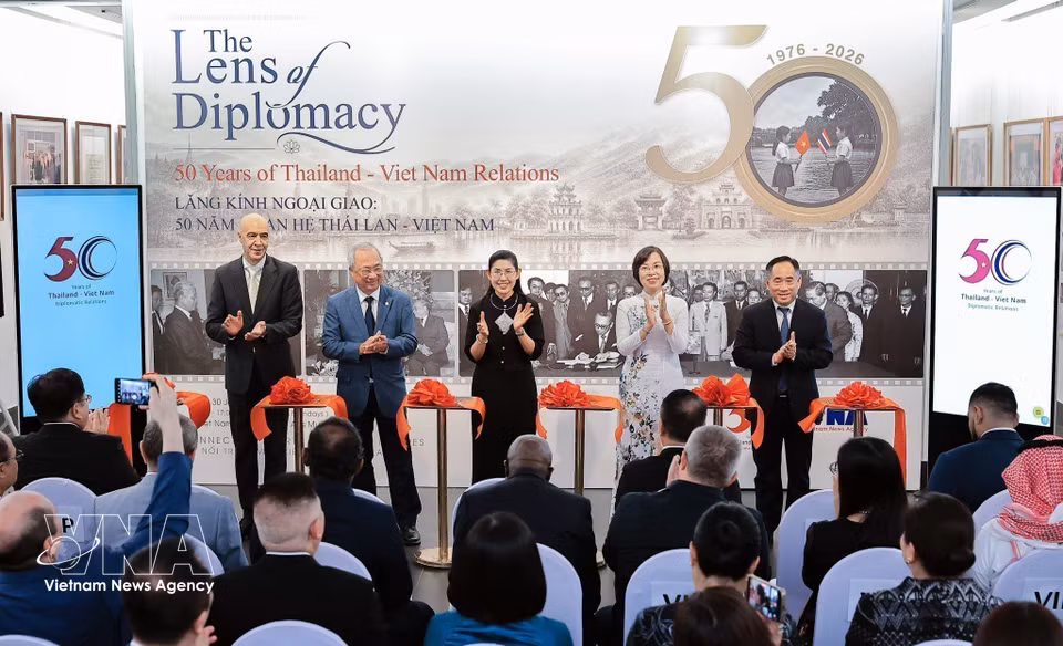 The Embassy of the Kingdom of Thailand in Vietnam, in coordination with the Vietnam News Agency, opens the photo exhibition “The Lens of Diplomacy: 50 Years of Thailand-Vietnam Relations,” held from July 24 to 30, 2026. (Photo: Le Dong – VNA)