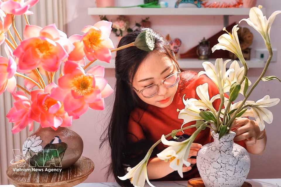 The technique is not limited to lotus flowers. Tò he ingredients can also be shaped into lilies, complete with petals, stamens, buds and stems, opening up even more creative possibilities for mooncake designs. (Photo: Pham Tuan Anh/VNA)