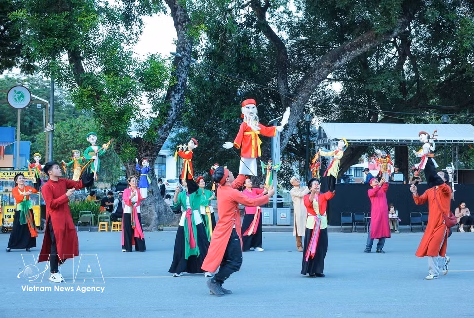 The Te Tieu dry puppet troupe performs on Tran Nhan Tong pedestrian street, drawing large crowds of visitors. (Photo: Hoang Hieu/VNA)