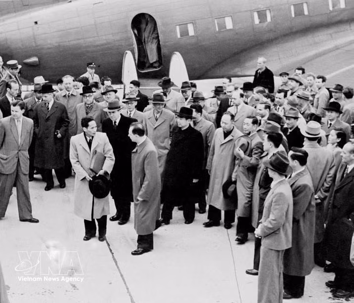 On May 4, 1954, the delegation of the Democratic Republic of Vietnam, led by Deputy Prime Minister Pham Van Dong, arrive in Geneva, Switzerland, to attend the Geneva Conference on Indochina following the Vietnamese army's major victory at Dien Bien Phu. (Photo: VNA archives)