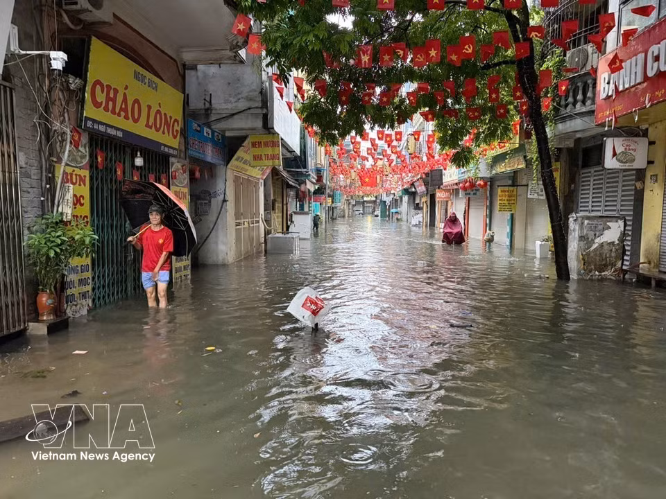 Deep flooding in Alley 154 on Ngoc Lam Street, Bo De Ward. (Photo: An Dang – VNA)