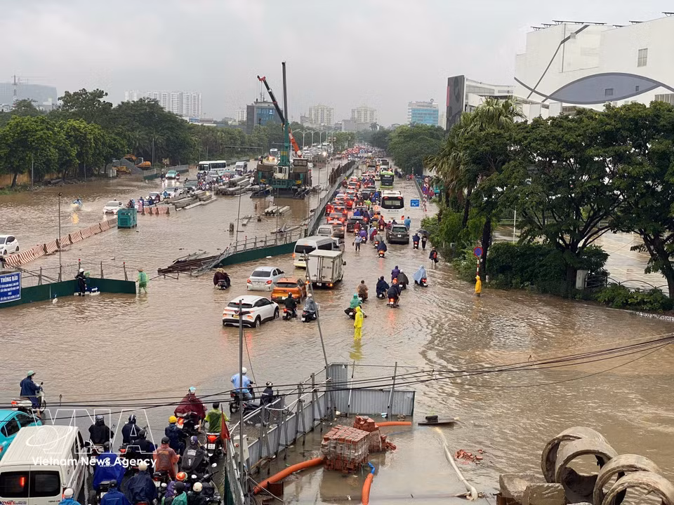Dam Quang Trung Street is heavily flooded. (Photo: Nhat Anh – VNA)