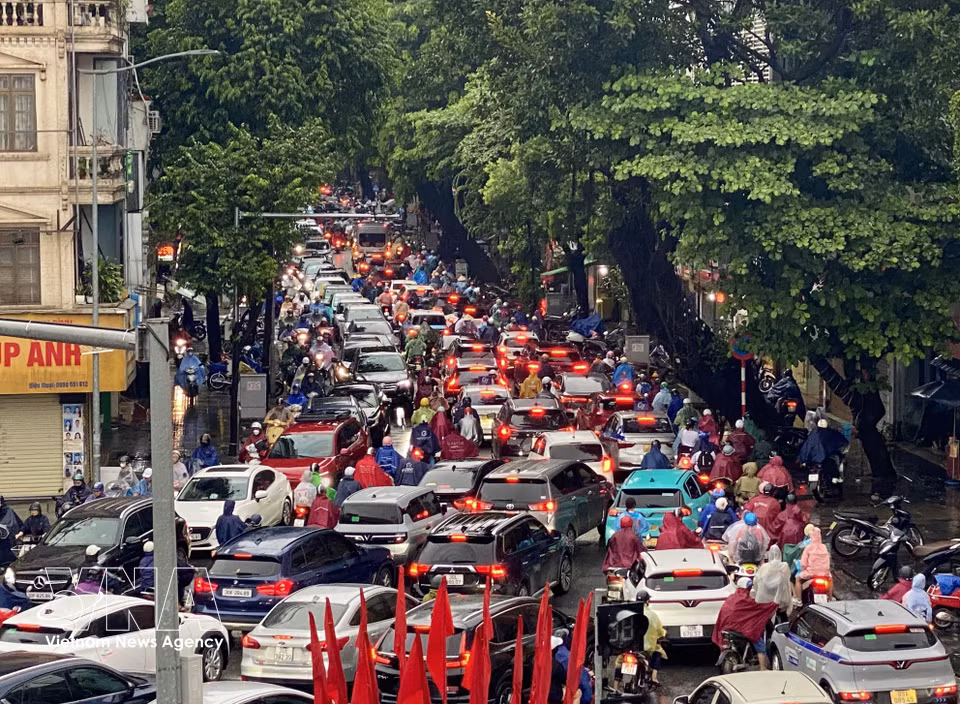 A long line of vehicles stretches along Lo Duc Street. (Photo: Nhat Anh – VNA)