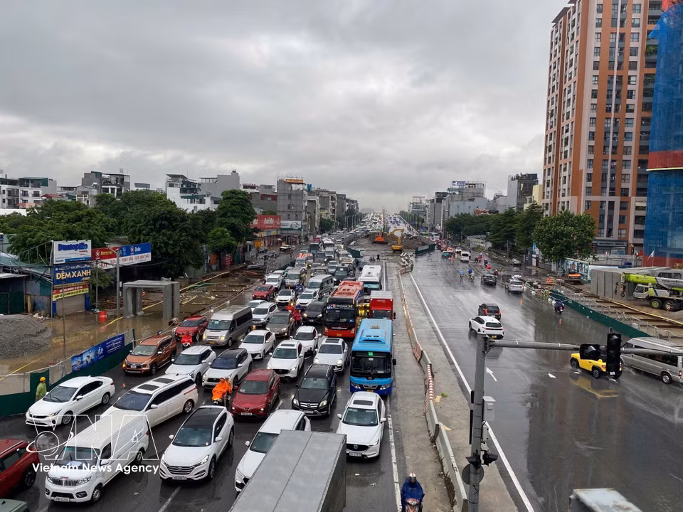 Prolonged traffic congestion on Vinh Tuy Bridge. (Photo: Nhat Anh – VNA)