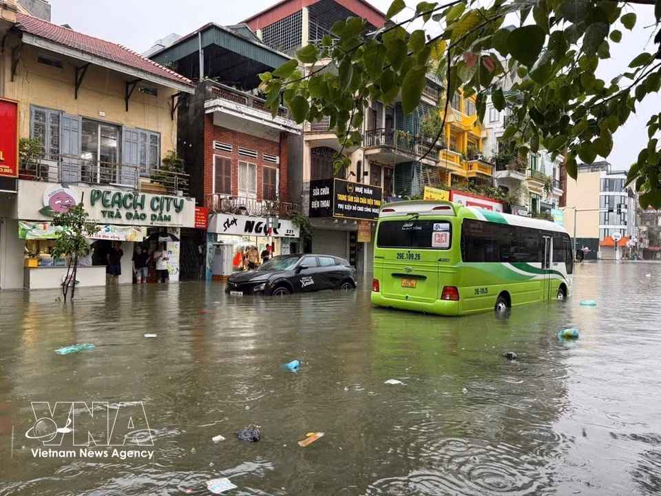 Deep flooding in Alley 154 on Ngoc Lam Street, Bo De Ward. (Photo: An Dang – VNA)
