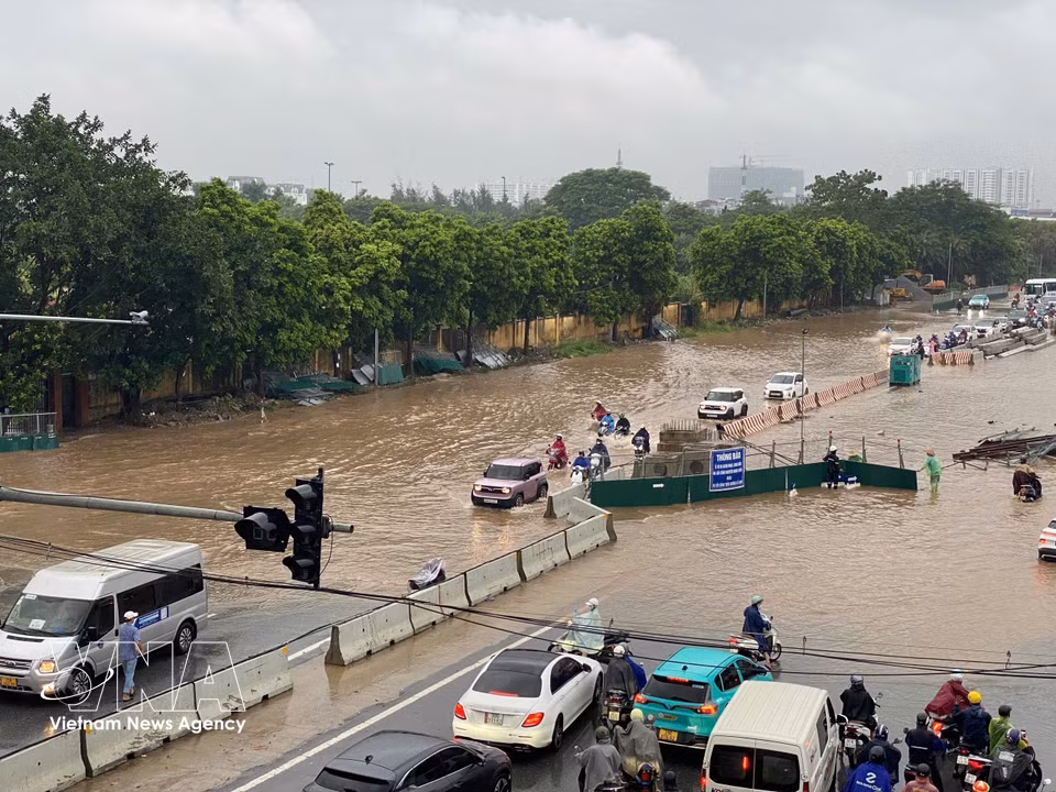 Dam Quang Trung Street is heavily flooded. (Photo: Nhat Anh – VNA)