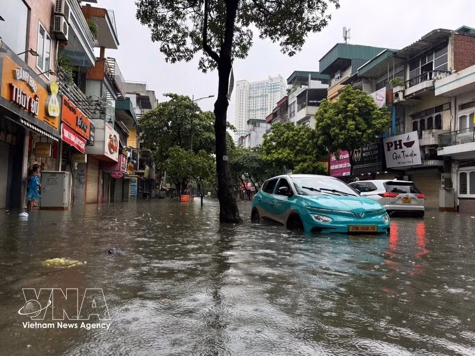 Deep flooding in Alley 154 on Ngoc Lam Street, Bo De Ward. (Photo: An Dang – VNA)