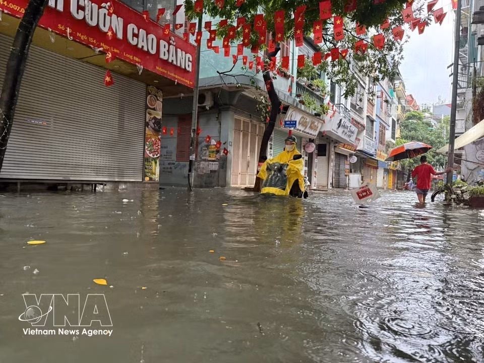 Deep flooding in Alley 154 on Ngoc Lam Street, Bo De Ward. (Photo: An Dang – VNA)
